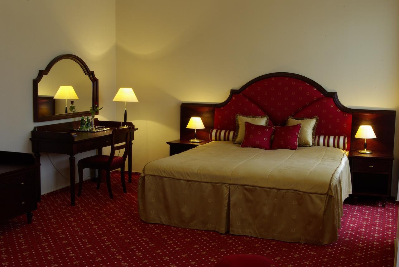 Hotel Zamek Krolewski W Rydzynie Рыдзына Экстерьер фото